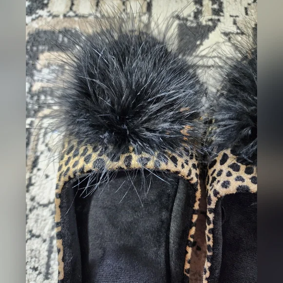 Leopard Print Women's Slippers with Black Fur - Picture 3 of 3
